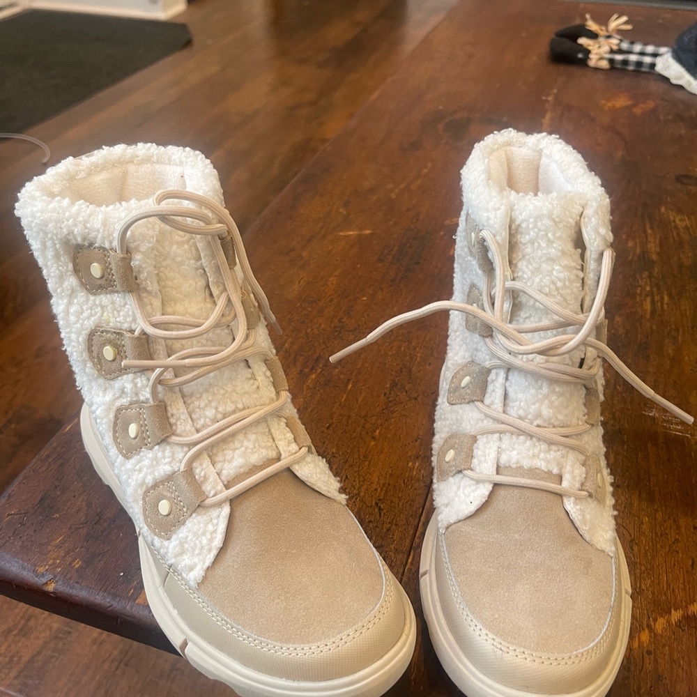 Sorel Beige/ white winter boots